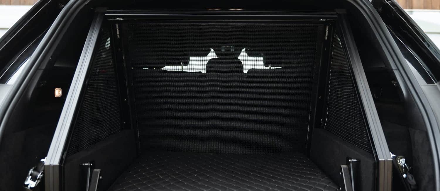 Dog & Drive Hundebox im Kofferraum eines Mercedes – luftiges Mesh-Design