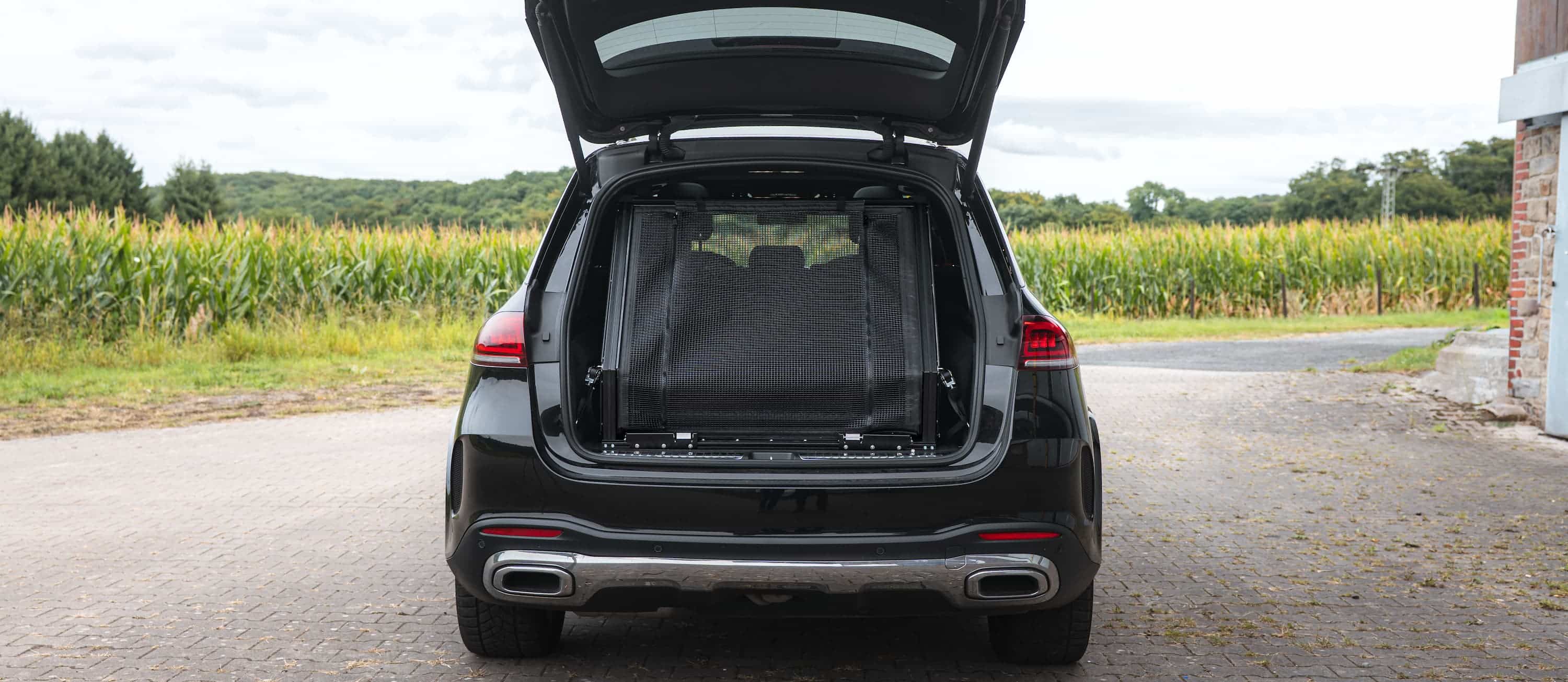 Maßgefertigte Dog & Drive Hundebox passgenau im Kofferraum