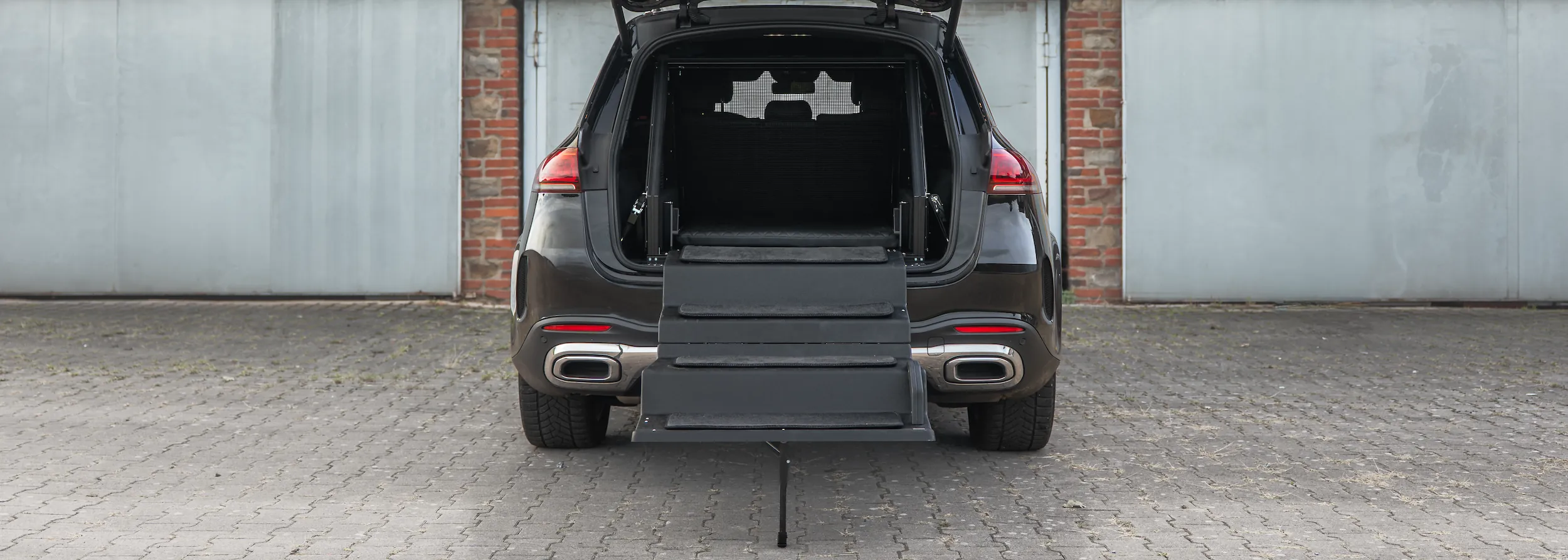 Dog & Drive Komplettsystem im Kofferraum eines Fahrzeugs installiert