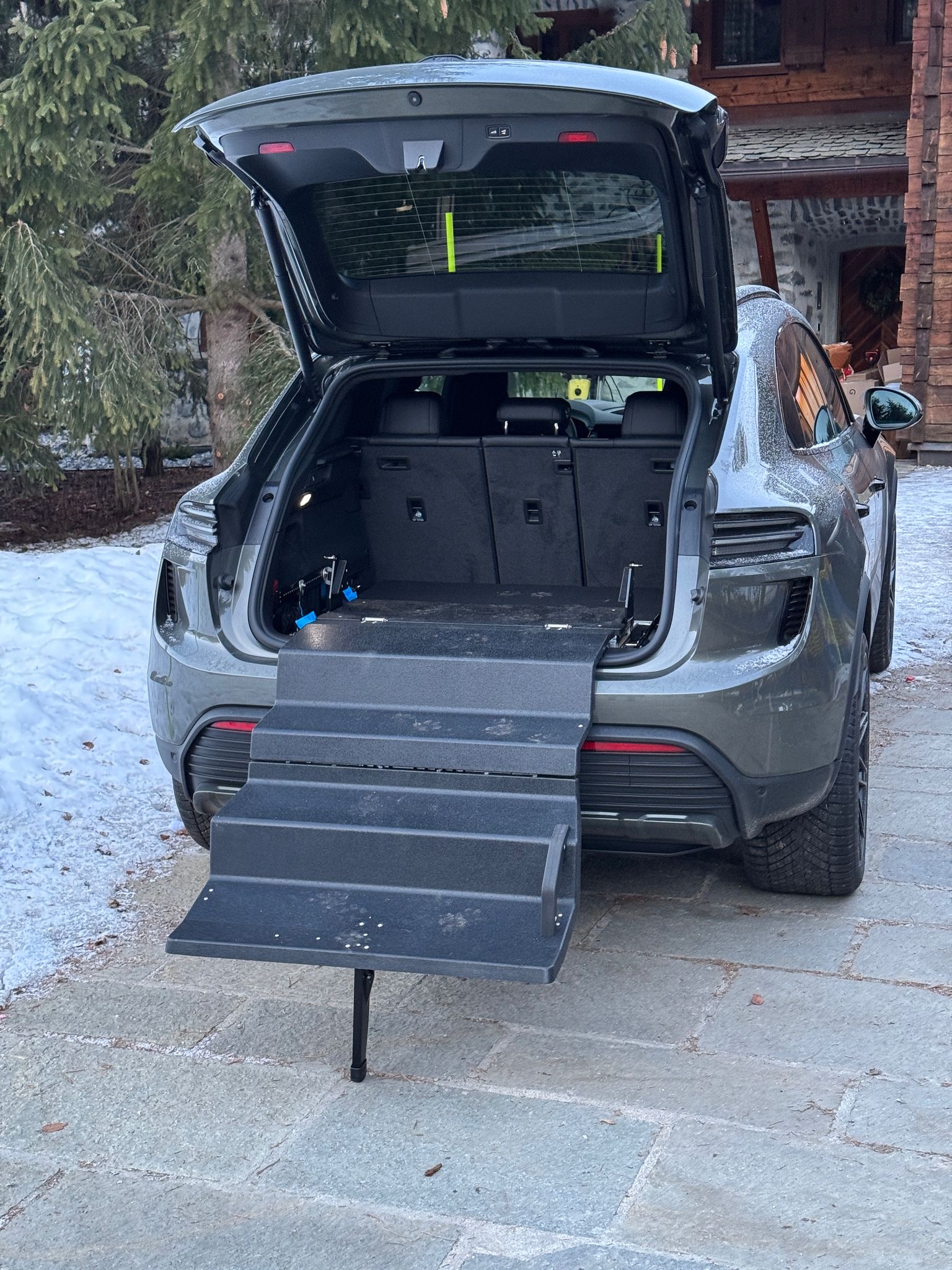 Dog & Drive Kundensystem in einem Aston Martin DBX