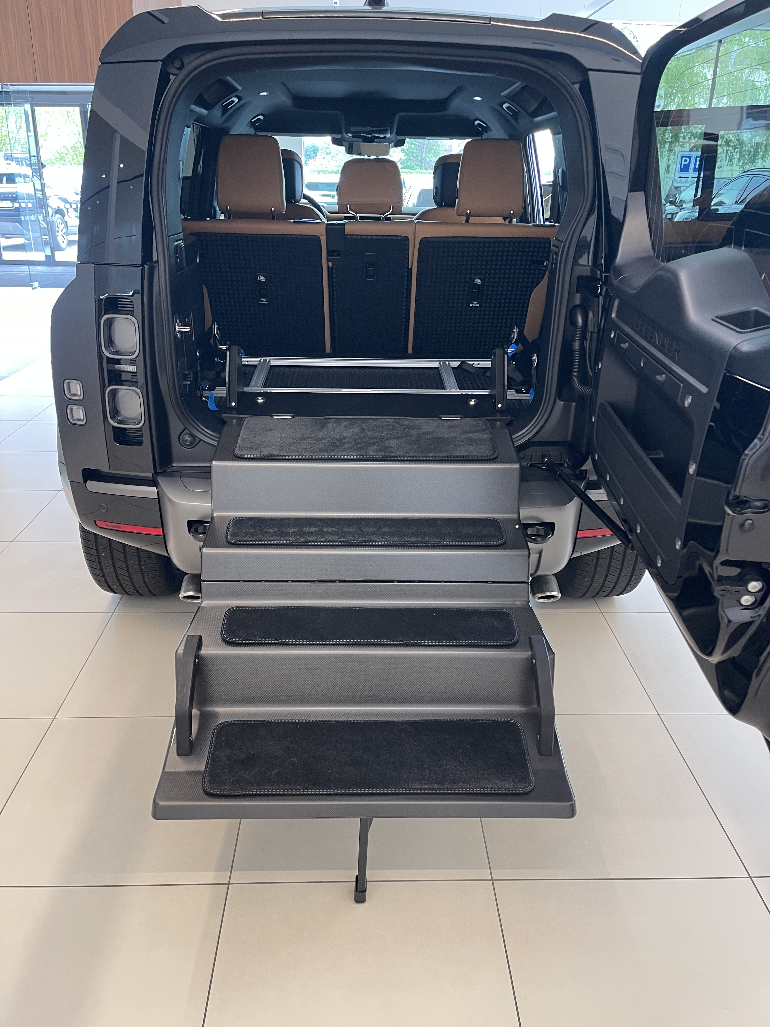 Dog & Drive Kundensystem in einem Land Rover Defender 110