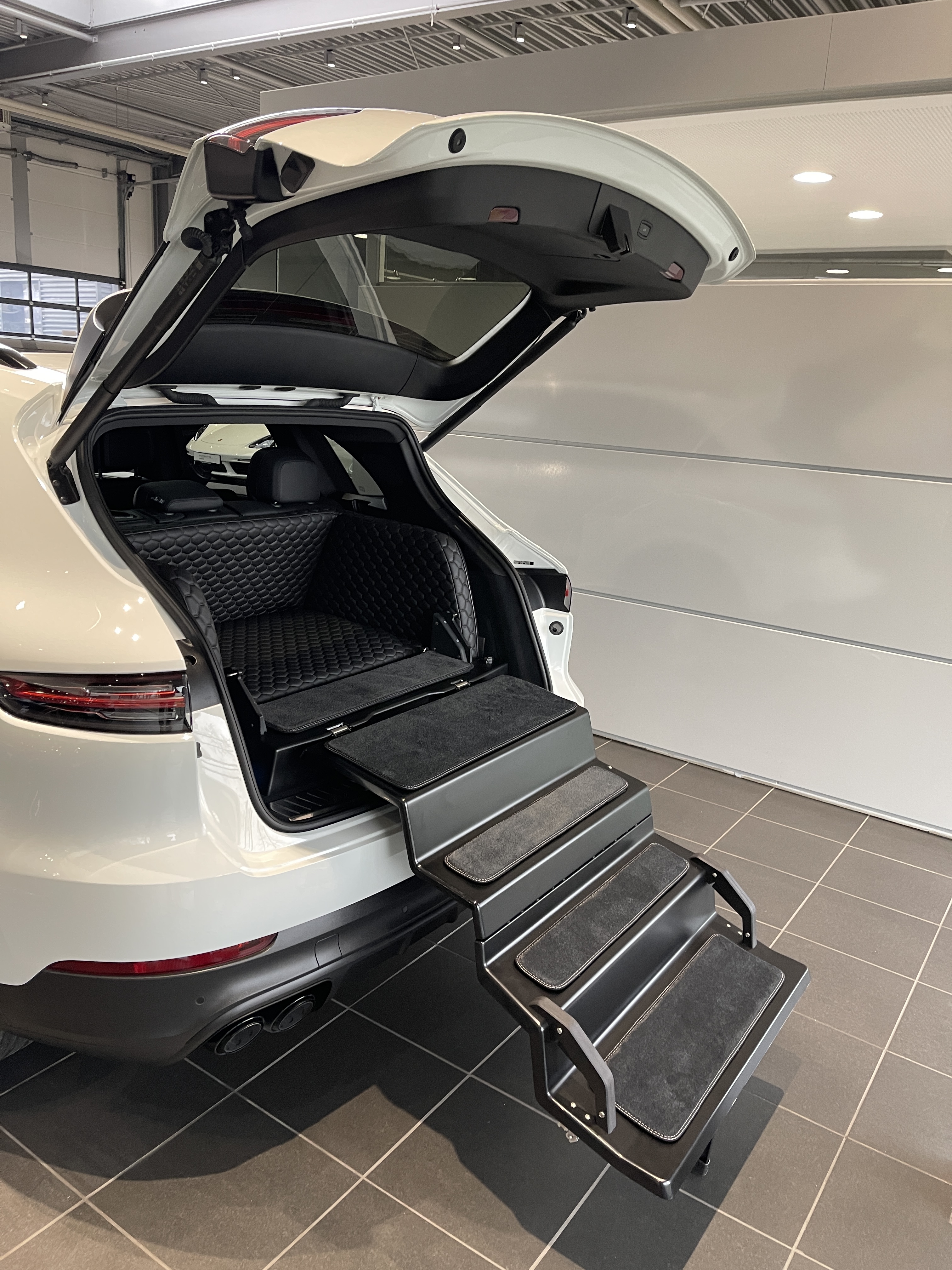 Dog & Drive Kundensystem in einem Porsche Cayenne